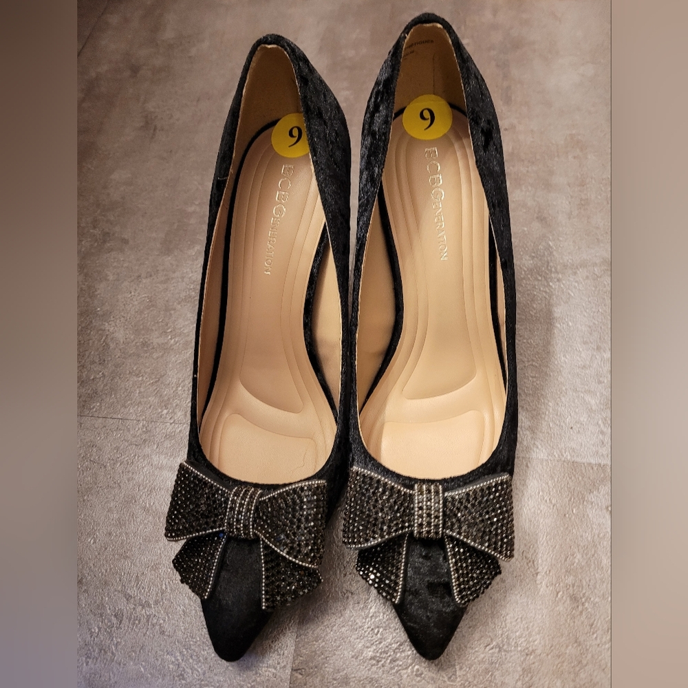 BCBGeneration Black Pointed Toe Bow Pumps with Rhinestone Detail Size 9US